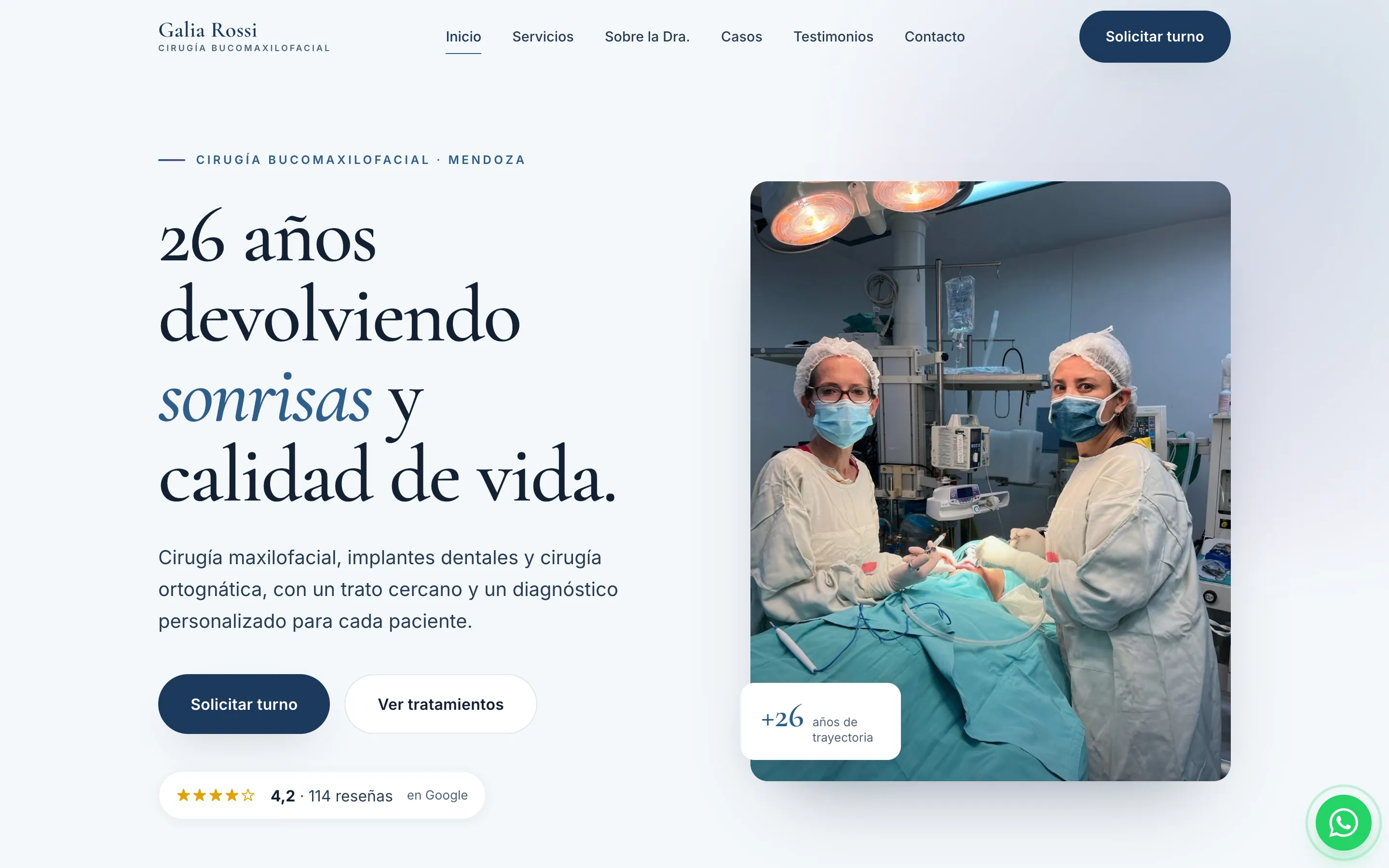 Página de inicio del sitio de la Dra. Galia Rossi: titular editorial, foto de quirófano real y reseñas de Google